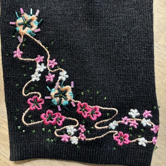 Vintage 100% Silk long cardigan with beaded embroidered cuffs on sleeves Medium - Picture 4 of 5